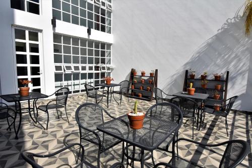 a group of tables and chairs on a patio at Hotel México Inn Express in Salamanca