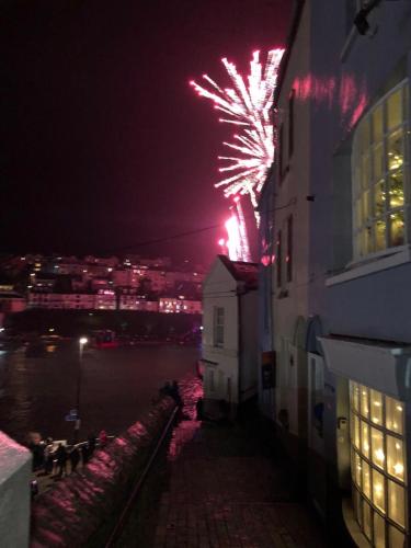 Gambar di galeri bagi Mariners Cottage - Waters edge Fisherman's Cottage, Harbour & Sea Views & Free Dedicated Parking di Brixham