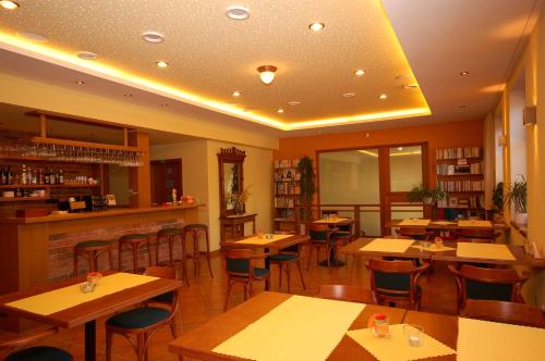 Reštaurácia alebo iné gastronomické zariadenie v ubytovaní Penzion Andrej