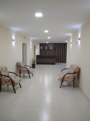 a waiting room with several chairs and a organ at Pousada Circuito das Águas in Caxambu