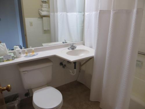 Un baño de Days Inn by Wyndham Custer
