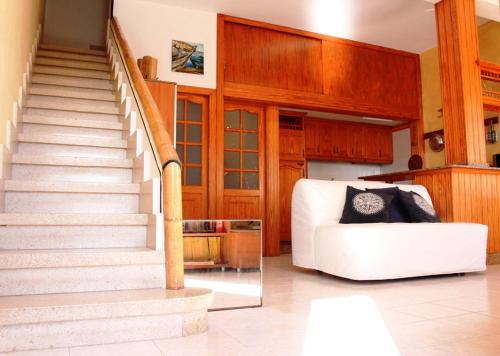 FasniaにあるCALETA LOS ROQUESのリビングルーム(階段、白いソファ付)