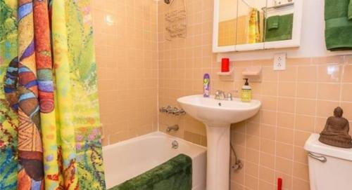 y baño con lavabo, aseo, bañera y lavamanos. en Fabulous Fully Furnished Studio Minutes From Times Square!, en Nueva York