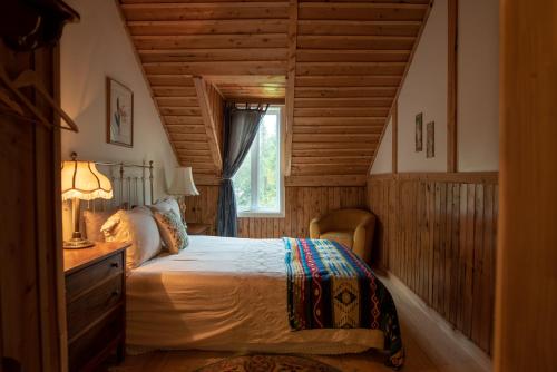 una camera da letto con un letto e una finestra di Auberge Restaurant La Mara a Saint-Joseph-de-Ham-Sud