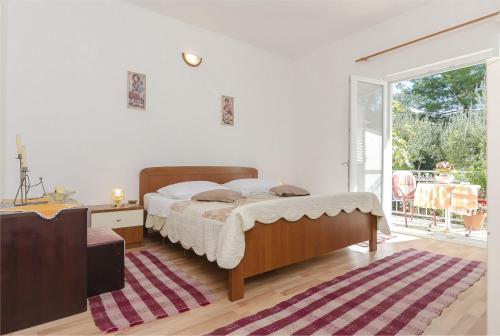 Postel nebo postele na pokoji v ubytování Apartment and Rooms Ema