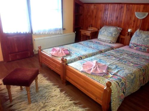 Un pat sau paturi într-o cameră la Veselata Guest House