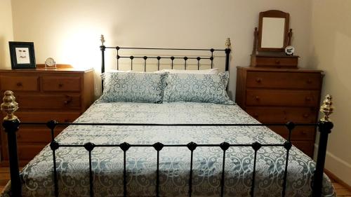 Una cama o camas en una habitación de D2 at Watervale