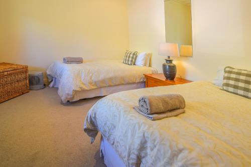 Un pat sau paturi într-o cameră la The Vicarage Martinborough