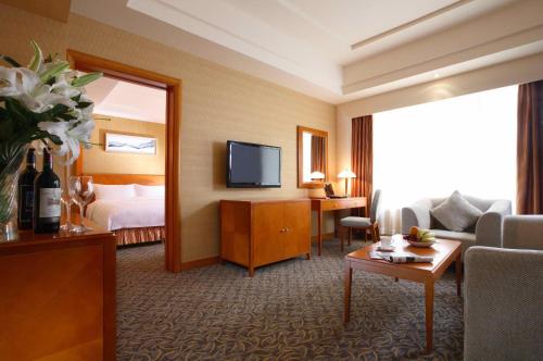 TV a/nebo společenská místnost v ubytování Dalian East Hotel