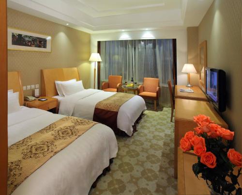 Postel nebo postele na pokoji v ubytování Dalian East Hotel