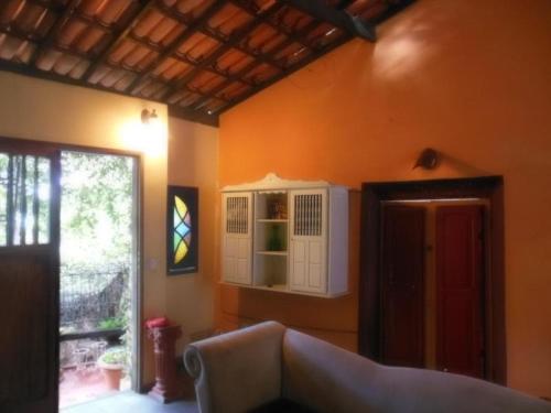 uma sala de estar com um sofá e uma janela em Café Hostel Kebab Salvador em Salvador