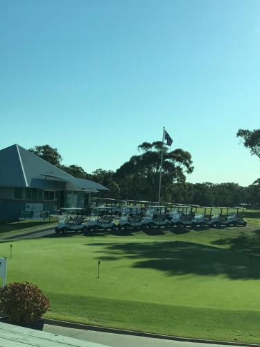 Instalaciones para jugar al golf en el motel o alrededores
