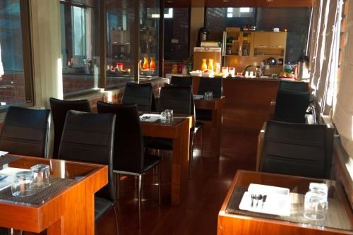 a restaurant with tables and chairs and a bar at Onkel Inn Wagon Sleepbox Uyuni in Uyuni