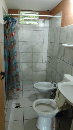 y baño con aseo y lavamanos. en El Huerto Departamentos - Villa Carlos Paz en Villa Carlos Paz