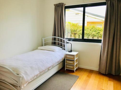 Posteľ alebo postele v izbe v ubytovaní Omaroo House - panoramic water views