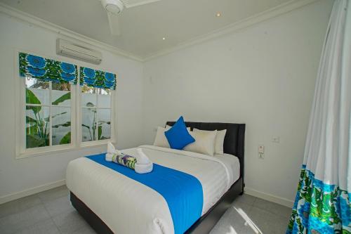 スミニャックにあるVilla Ley Double Six by Best Deals Asia Hospitalityのベッドルーム1室(大型ベッド1台、青と白の枕付)