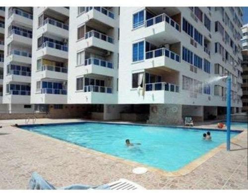una piscina frente a un gran edificio de apartamentos en Apartamento 1101 Edificio Nuevo Conquistador en Cartagena de Indias