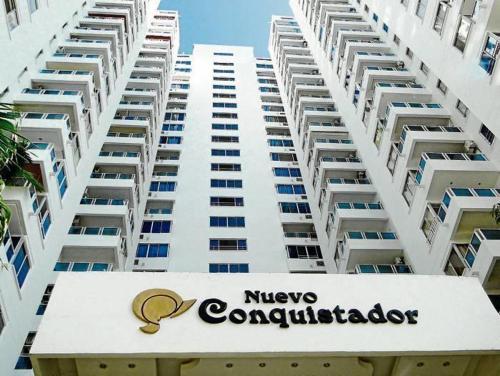 un gran edificio blanco con un condominio nivex en Apartamento 1101 Edificio Nuevo Conquistador en Cartagena de Indias