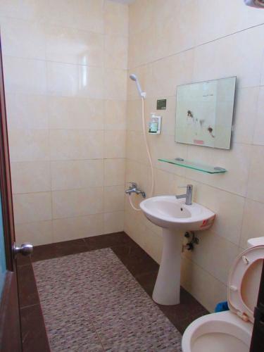 a bathroom with a sink and a toilet at Ivan Garden B&B in Hengchun