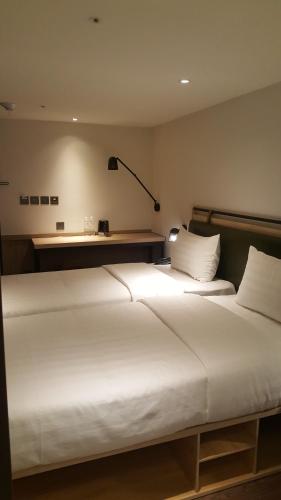 Una cama o camas en una habitación de City Suites - Main Station