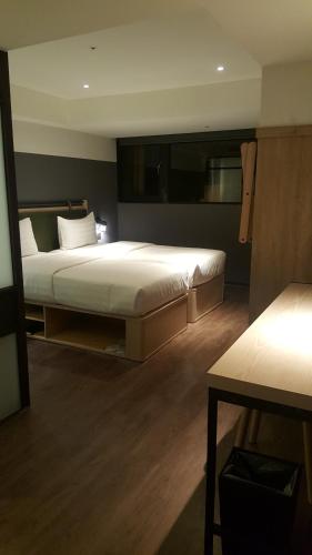 Una cama o camas en una habitación de City Suites - Main Station