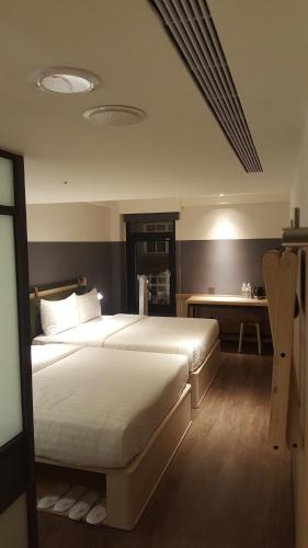 Una cama o camas en una habitación de City Suites - Main Station