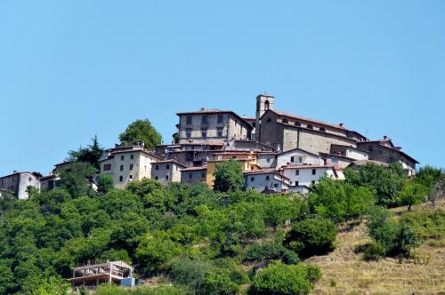a town on top of a hill at Casa Vacanze Le Muse Sillico in Pieve Fosciana