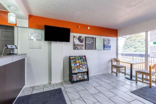 a waiting room at a fast food restaurant at Studio 6-Temple, TX in Temple