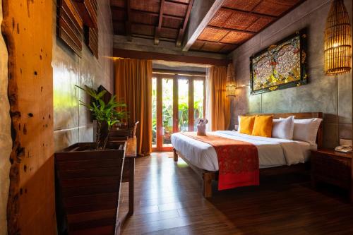 Kama o mga kama sa kuwarto sa Ipoh Bali Hotel
