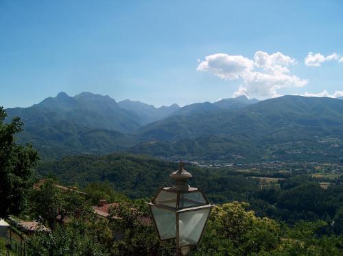 a street light with mountains in the background at Casa Vacanze Le Muse Sillico in Pieve Fosciana