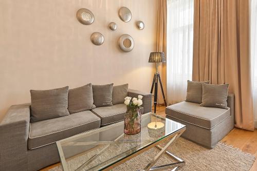 a living room with a couch and a glass table at 6 rooms in Vienna