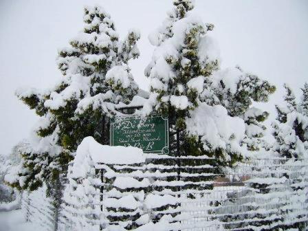 MatatieleにあるDe Berg Guesthouseの柵の横に雪に覆われた看板