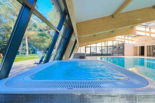 Bazén v ubytování Hotel *** NAT Ustroń nebo v jeho okolí