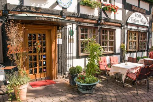 a table and chairs in front of a building at Hotel Hellers Krug in Holzminden