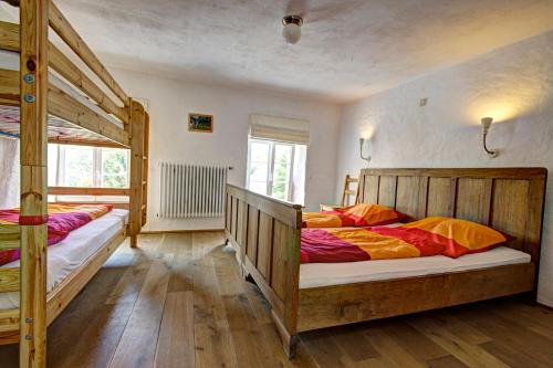 a bedroom with two bunk beds and a window at Ferienhaus Ehrenpreis in Wißmannsdorf