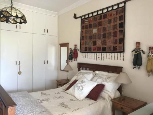 sypialnia z łóżkiem z białą pościelą i ceglaną ścianą w obiekcie Frog Song Suite w mieście The Crags