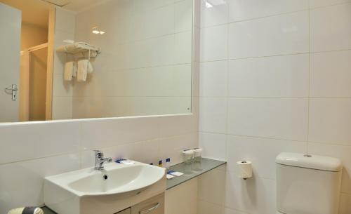 Ett badrum på Cresta Oasis Hotel