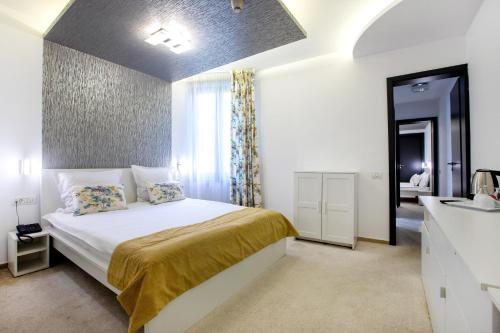 Ένα ή περισσότερα κρεβάτια σε δωμάτιο στο Hotel Duke Romana City Center