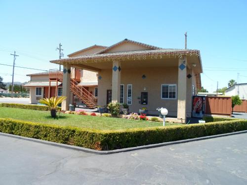 a small house with a lawn in front of it at Economy Inn Morgan Hill in Morgan Hill