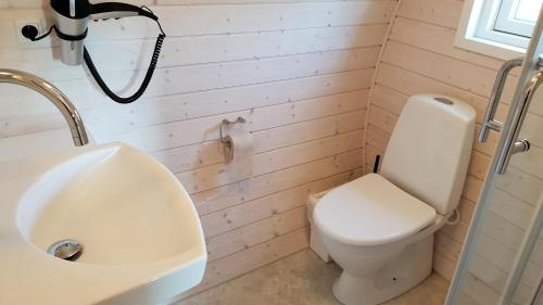 a bathroom with a toilet and a sink at Hodde Kro in Tistrup