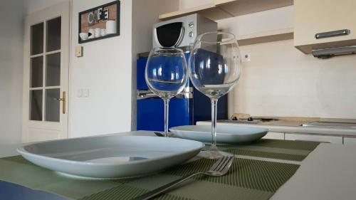 - deux verres à vin assis sur une table dans une cuisine dans l'établissement Alery apartment Nice terrace AC wifi by Affitto-Nizza, à Nice