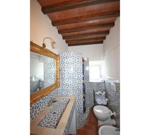 y baño con bañera, aseo y lavamanos. en Villa Enrico Fermi, en Rignano sullʼArno