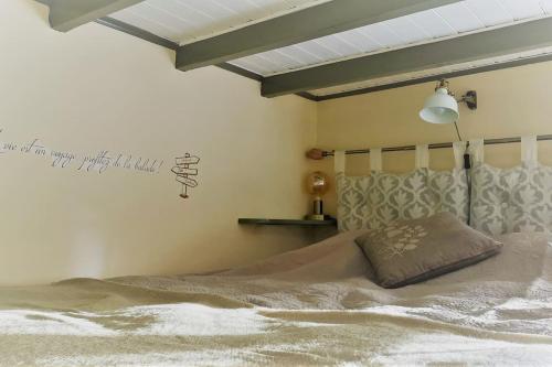 奧爾沃的住宿－Orval et sens - Le Rayon Vert Studio，一间卧室配有一张带白色床罩的床