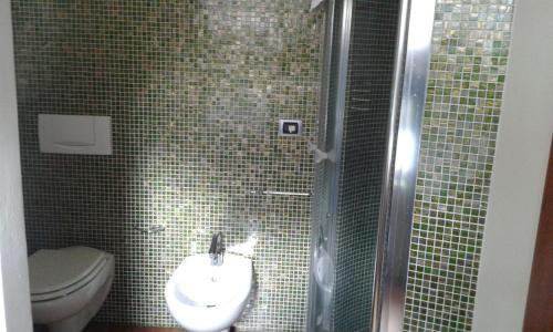 ein Bad mit einer Dusche, einem WC und einem Waschbecken in der Unterkunft B & B Paradiso in Loreto