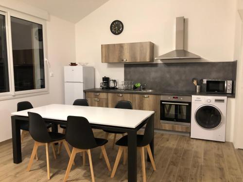 une cuisine avec une table et des chaises dans une pièce dans l'établissement ELANS, à Gérardmer