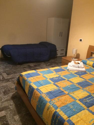 a bedroom with a bed and a blue blanket at Ka suporti in Civita