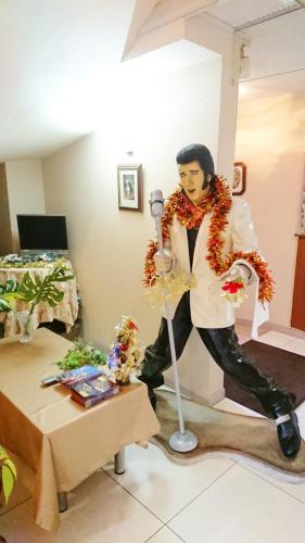 a statue of a man standing in a room at Hotel TO in Wakayama
