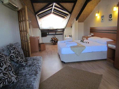 达利安达利安棕榈度假酒店的一间带一张大床和一张沙发的大卧室