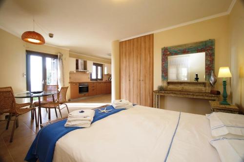Кровать или кровати в номере Elli's Luxury Houses Petani Beach