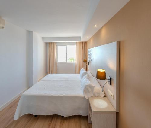 A bed or beds in a room at Puerto Azul Marbella
